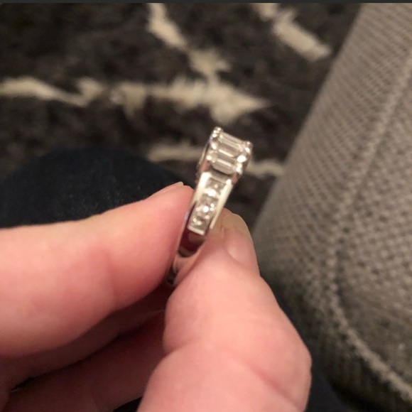 Sales 3 stone Emerald cut engagement ring - Picture 5 of 7